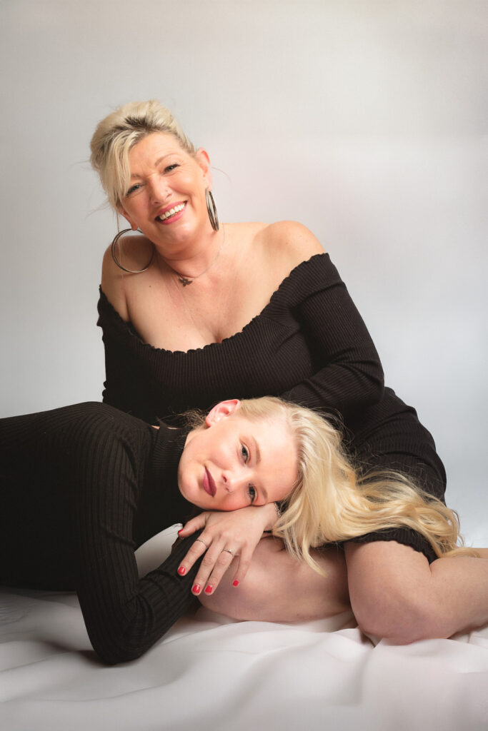 deux Femmes souriantes photographiées en couleur lors d'une expérience portrait en studio.